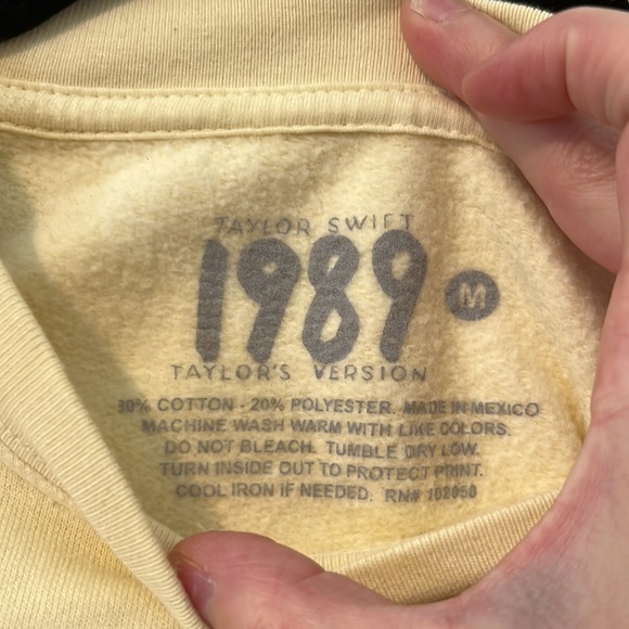 Taylor Swift 1989 Sweatshirt Yellow Medium New - Picture 6 of 6